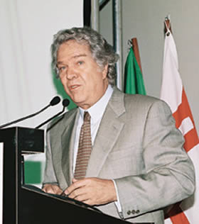 Ministro Hélio Costa durante seu pronunciamento.