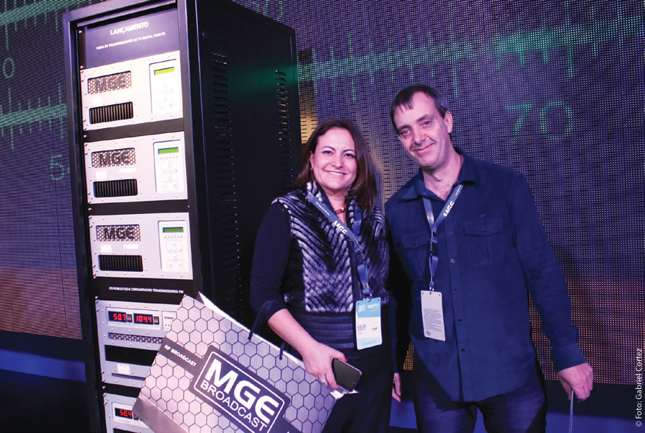 Rose Gaia e Marcelo Godoy, da MGE Broadcast, posam para a Revista da SET no estande da companhia